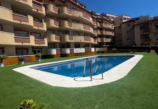Apartment in Benalmádena - Large Apartment with Sea Views & Terrace