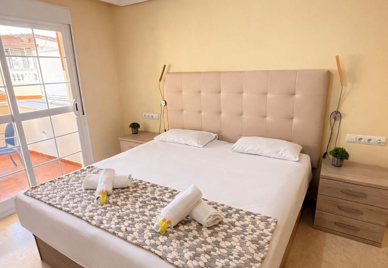 Apartment in Benalmádena - Large Apartment with Sea Views & Terrace