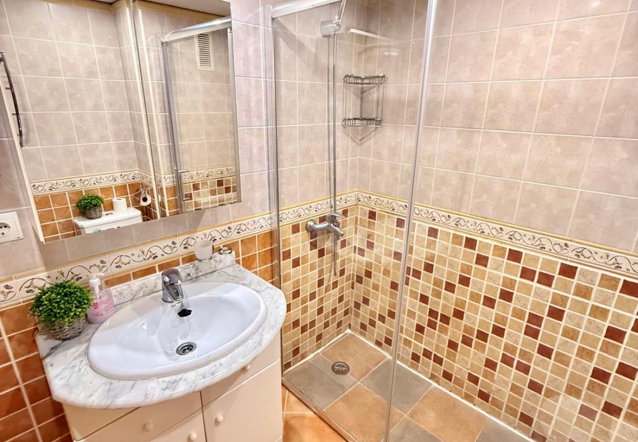 Apartment in Benalmádena - Large Apartment with Sea Views & Terrace