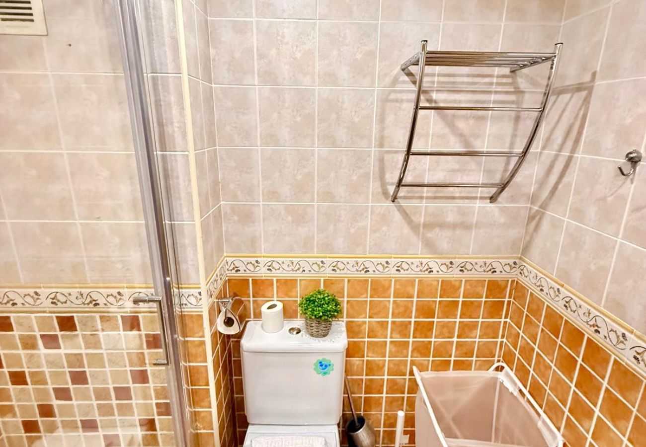 Apartment in Benalmádena - Large Apartment with Sea Views & Terrace