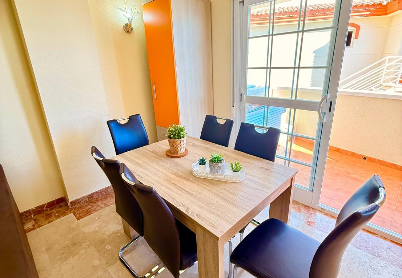 Apartment in Benalmádena - Large Apartment with Sea Views & Terrace