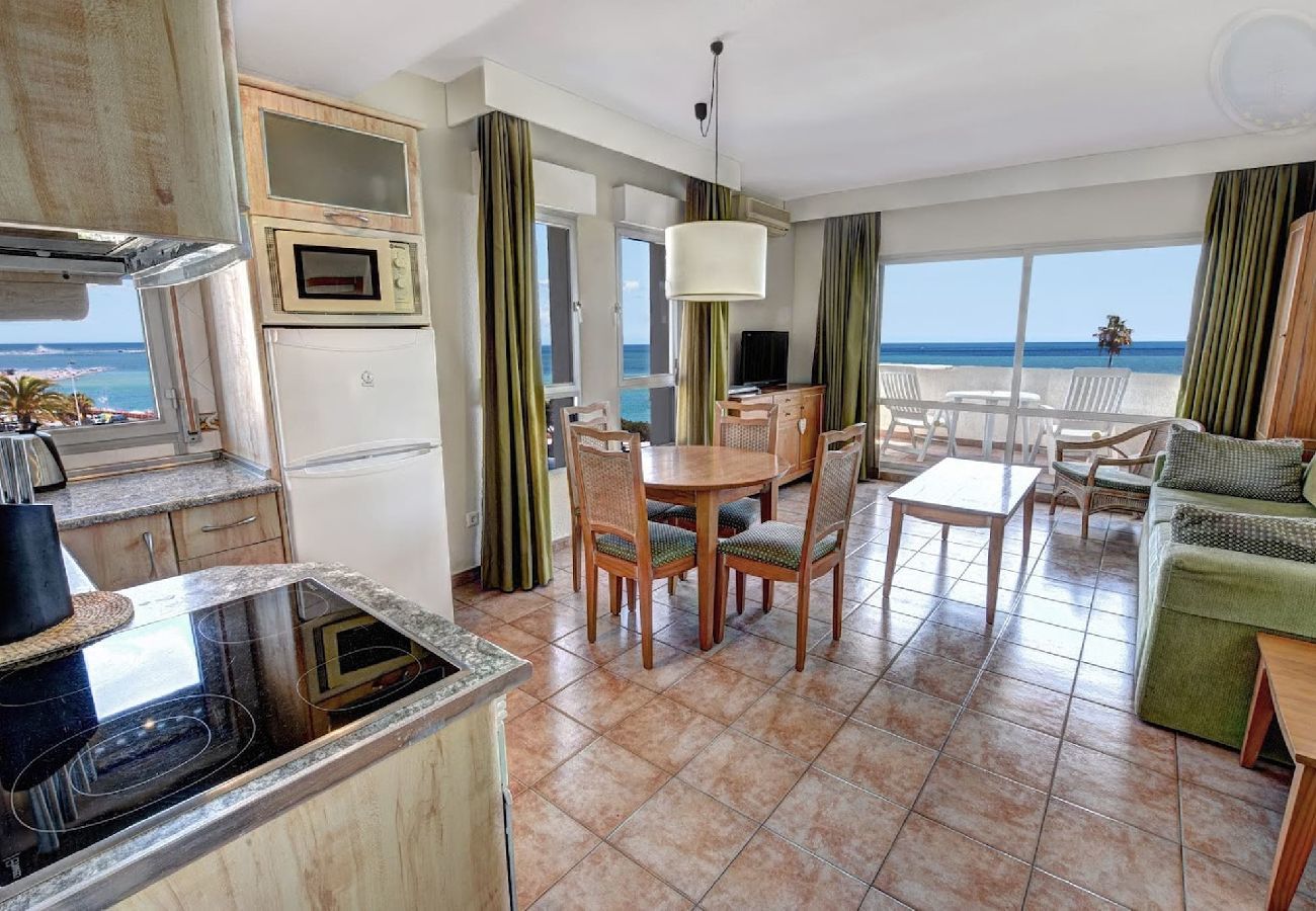 Apartment in Benalmádena - Luminous Apartment 1 Bedroom Beachfront in Benalbeach