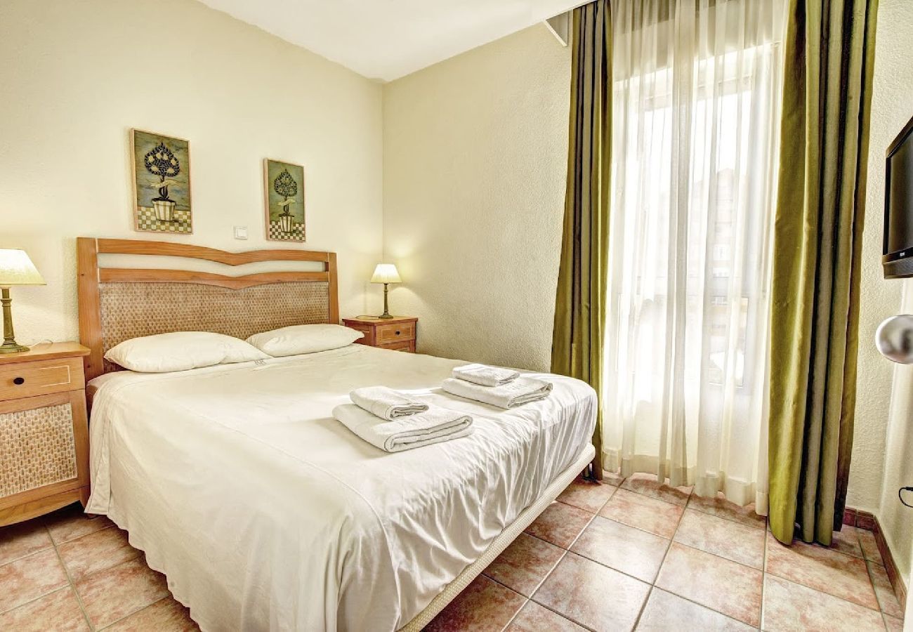 Apartment in Benalmádena - Luminous Apartment 1 Bedroom Beachfront in Benalbeach