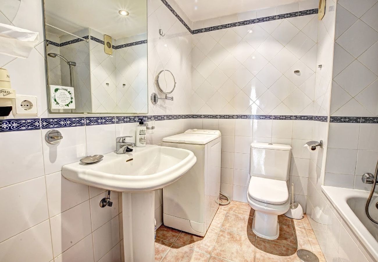 Apartment in Benalmádena - Luminous Apartment 1 Bedroom Beachfront in Benalbeach