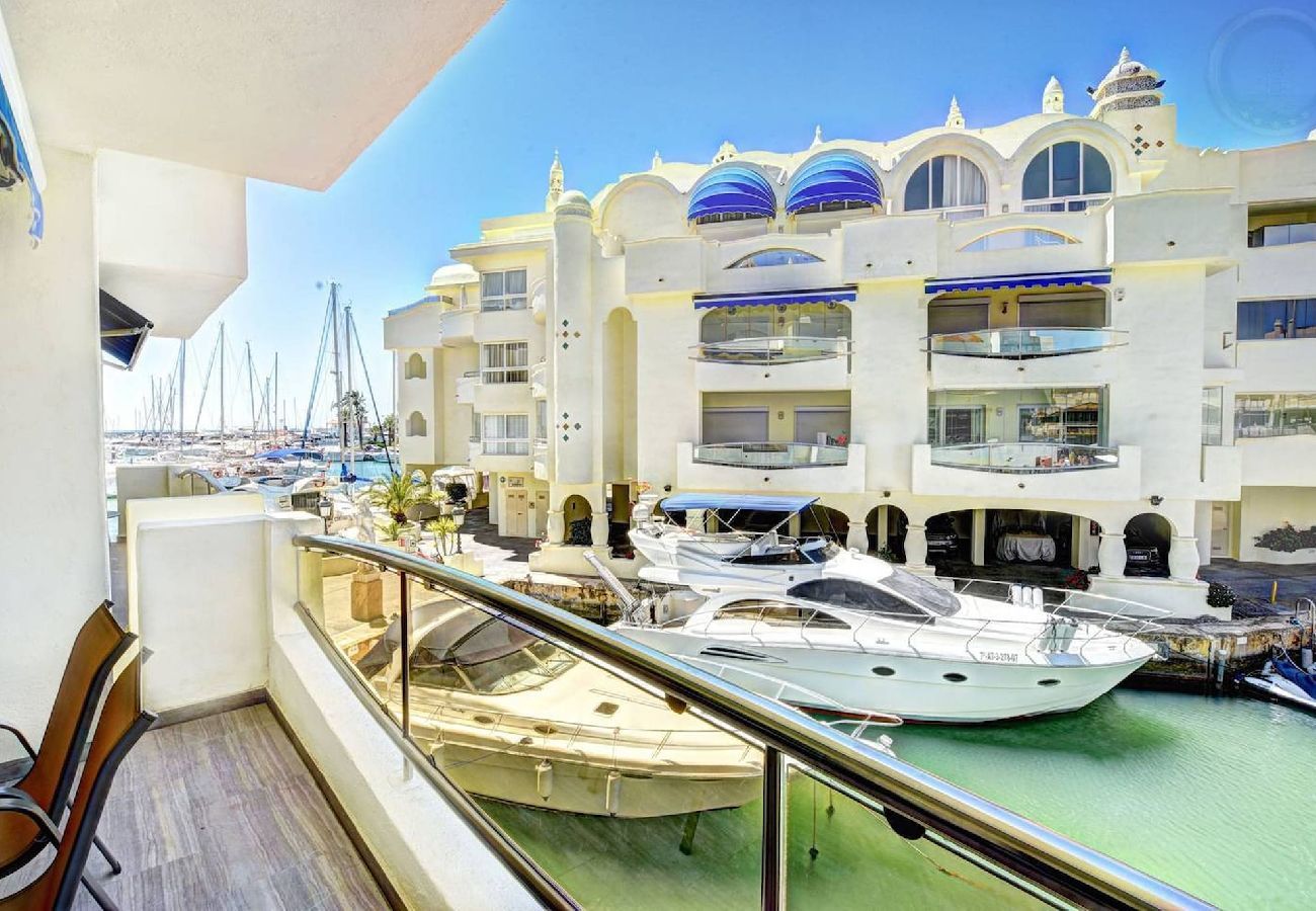 Apartment in Benalmádena - Luxury apartment Puerto Marina Island 