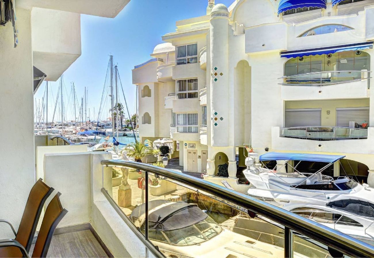 Apartment in Benalmádena - Luxury apartment Puerto Marina Island 