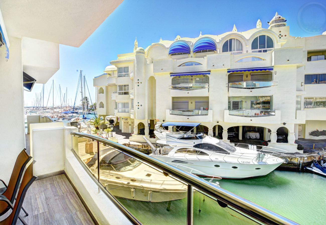 Apartment in Benalmádena - Luxury apartment Puerto Marina Island 