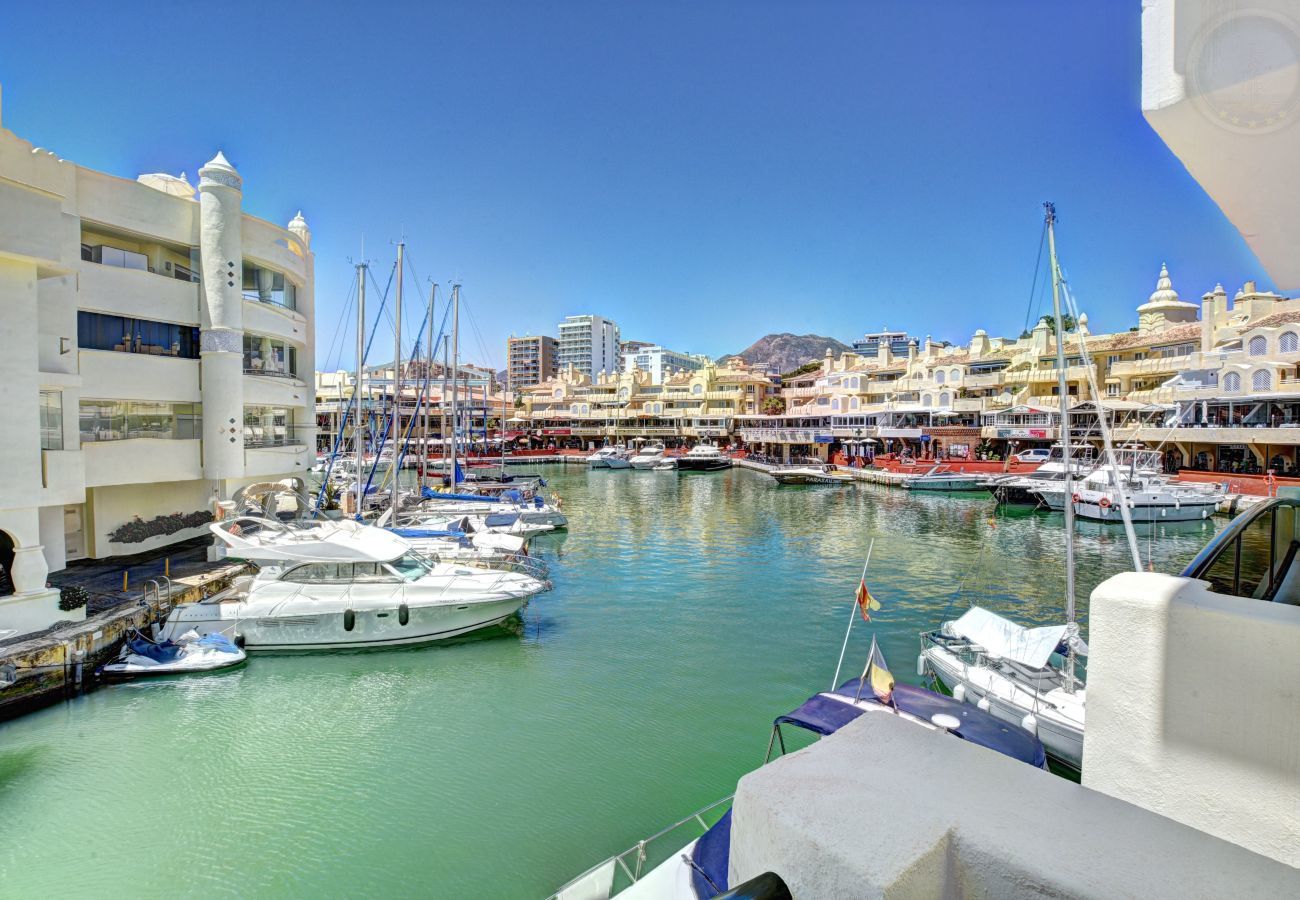 Apartment in Benalmádena - Luxury apartment Puerto Marina Island 