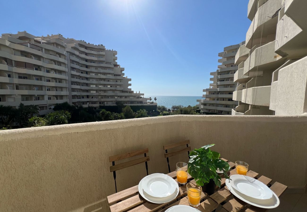 Apartment in Benalmádena - Cozy Apartment with Sea & Garden View Benalbeach