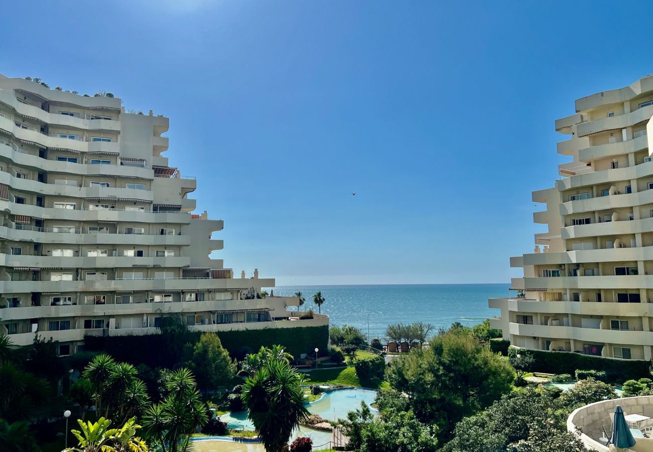 Apartment in Benalmádena - Cozy Apartment with Sea & Garden View Benalbeach