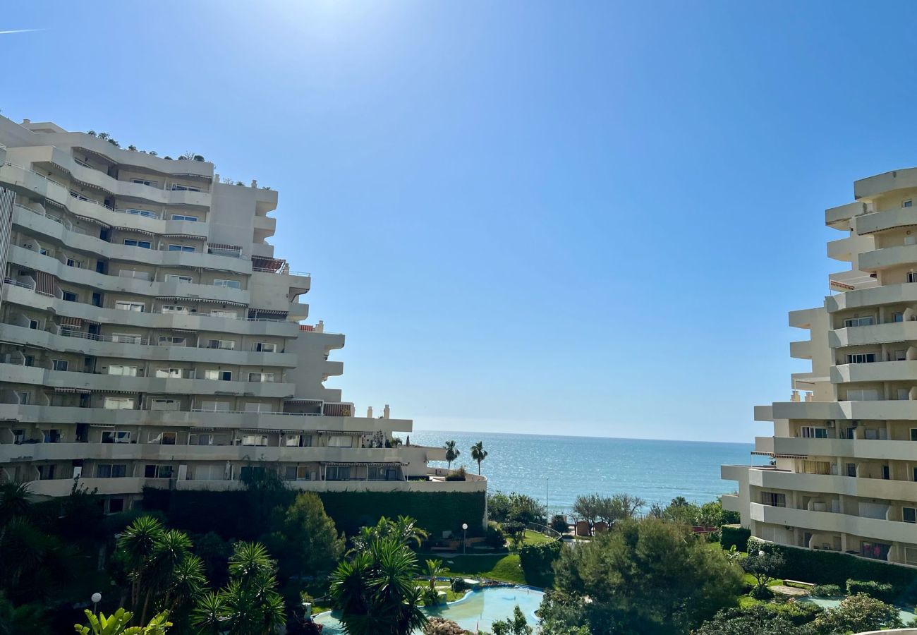 Apartment in Benalmádena - Cozy Apartment with Sea & Garden View Benalbeach