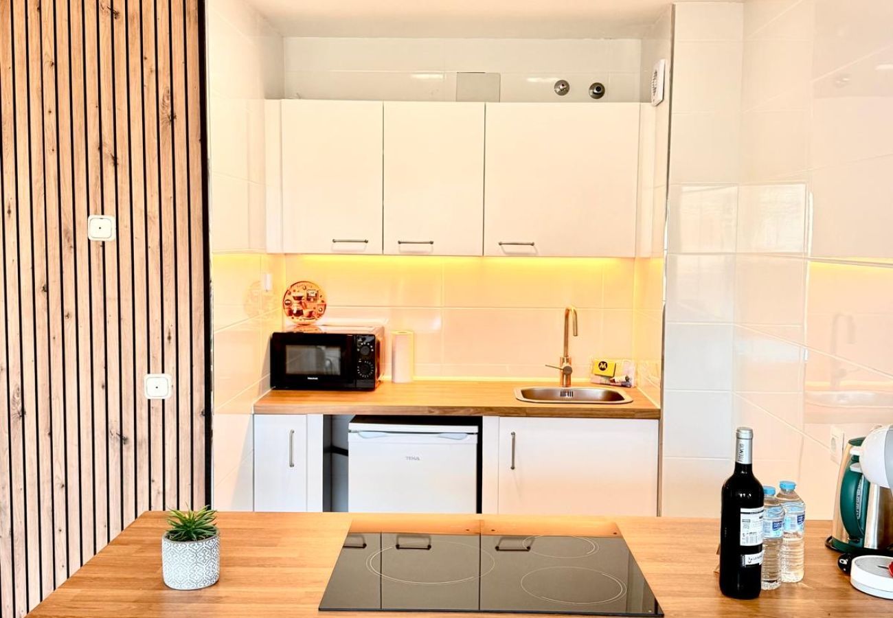 Apartment in Benalmádena - Charming Apartment with Sea and Garden View