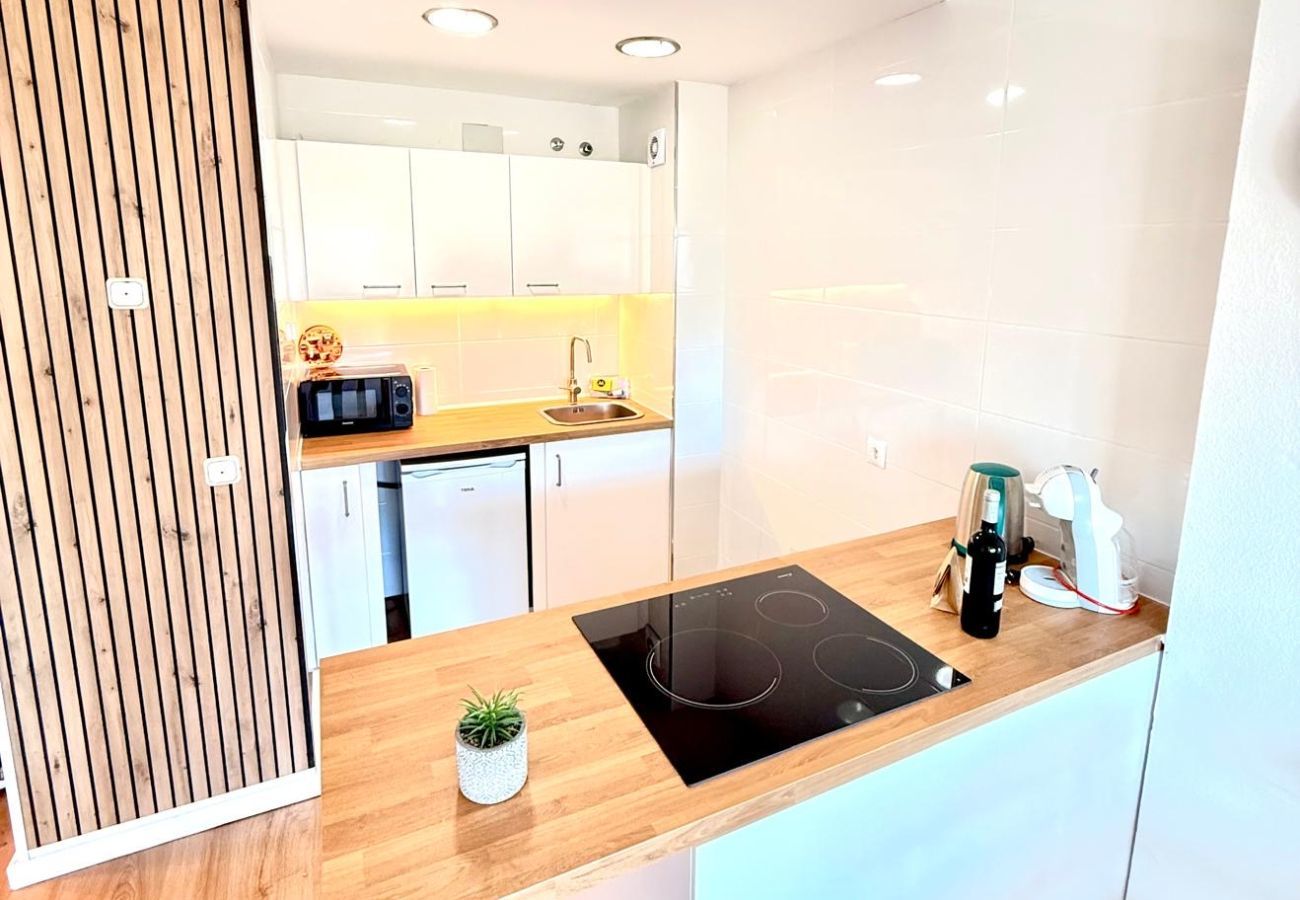 Apartment in Benalmádena - Charming Apartment with Sea and Garden View