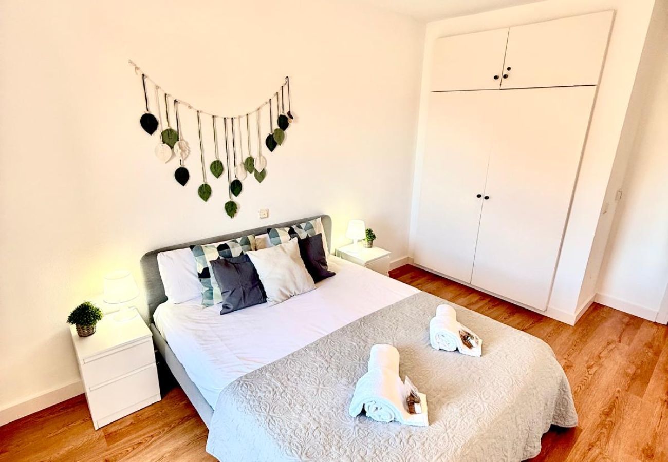 Apartment in Benalmádena - Charming Apartment with Sea and Garden View