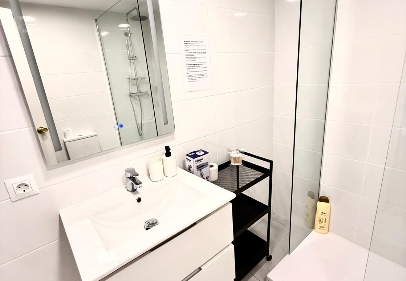 Apartment in Benalmádena - Charming Apartment with Sea and Garden View