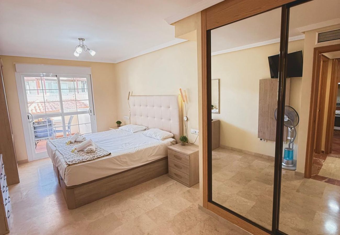 Apartment in Benalmádena - Large Apartment with Sea Views & Terrace