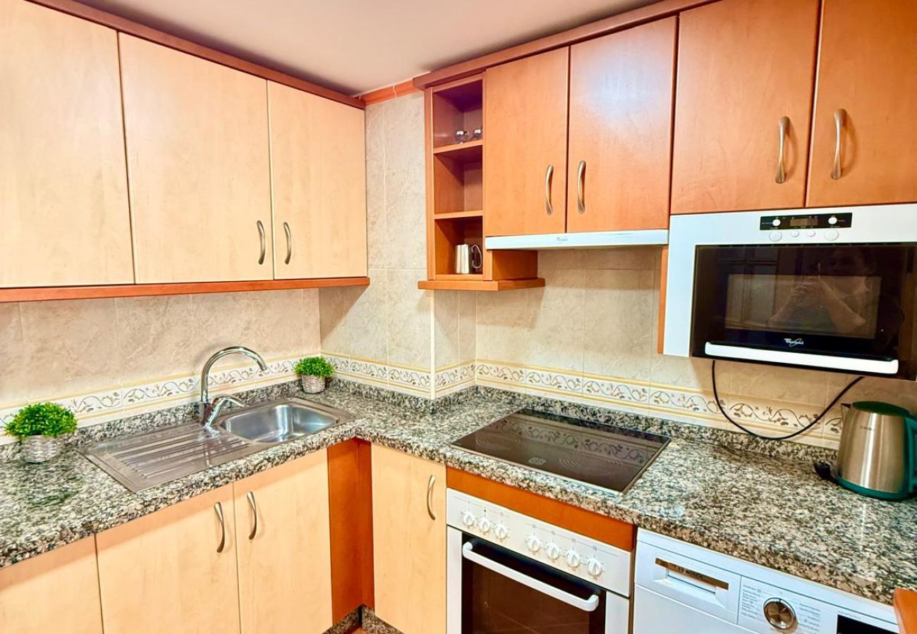 Apartment in Benalmádena - Large Apartment with Sea Views & Terrace