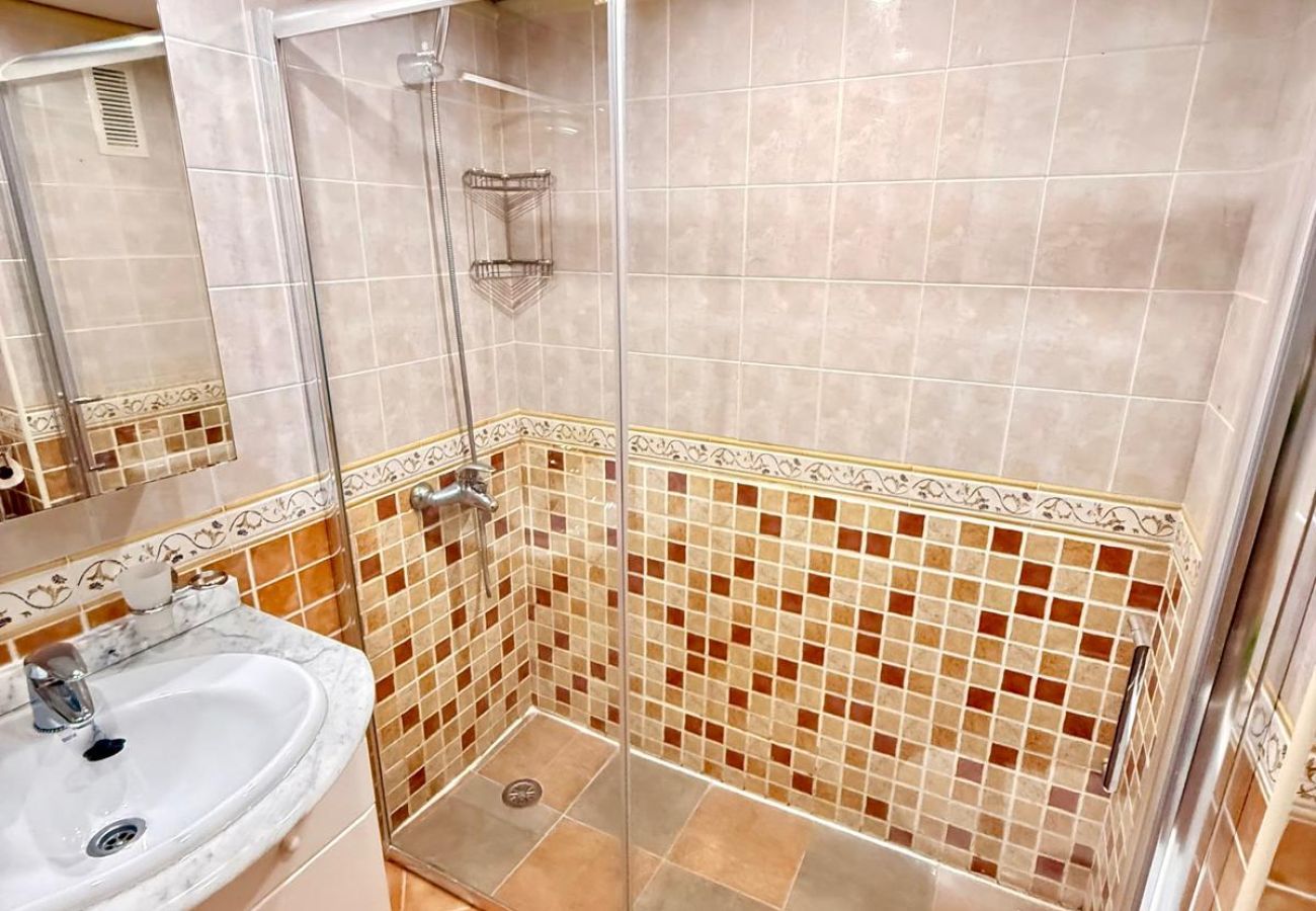 Apartment in Benalmádena - Large Apartment with Sea Views & Terrace