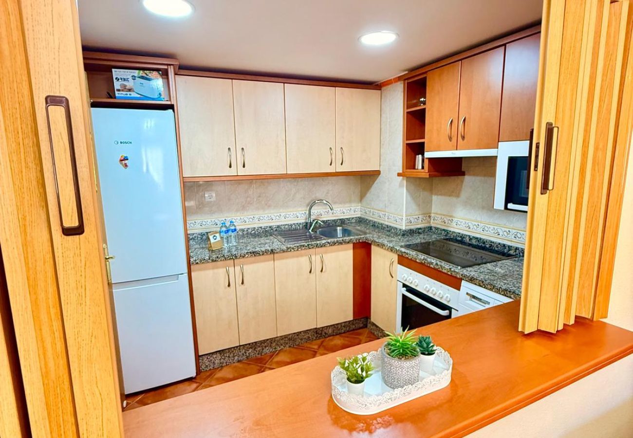 Apartment in Benalmádena - Large Apartment with Sea Views & Terrace