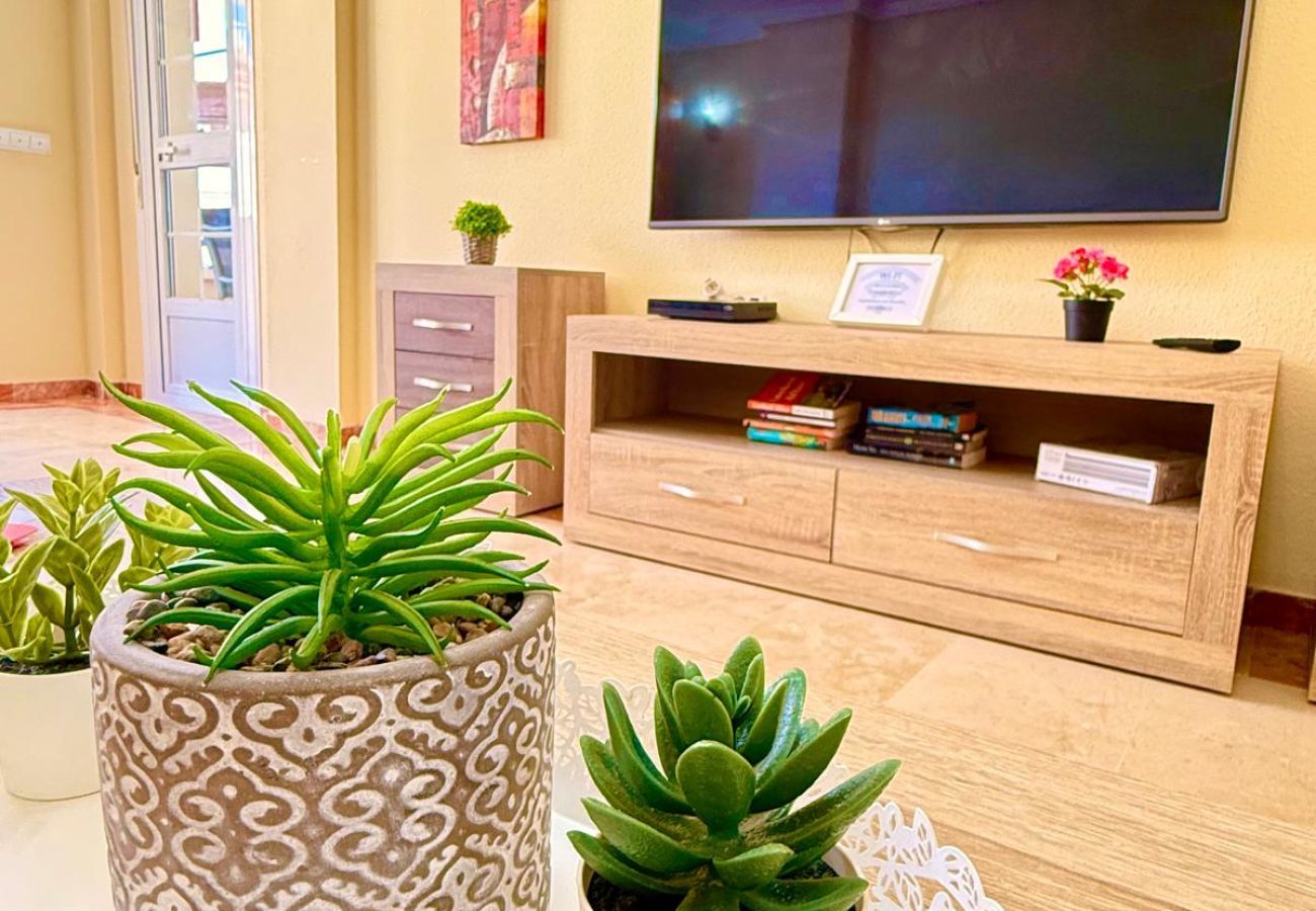 Apartment in Benalmádena - Large Apartment with Sea Views & Terrace