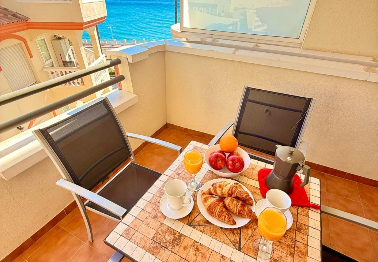 Apartment in Benalmádena - Large Apartment with Sea Views & Terrace