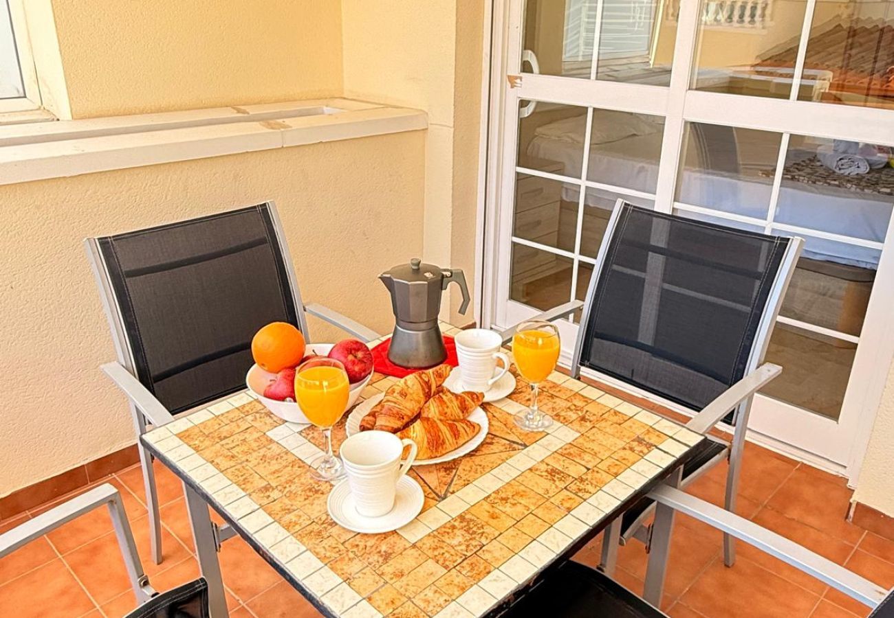 Apartment in Benalmádena - Large Apartment with Sea Views & Terrace