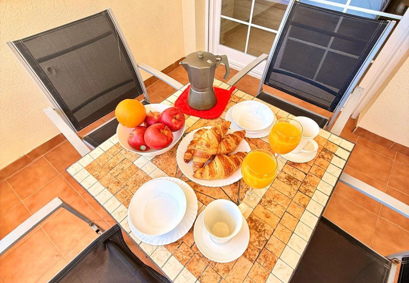 Apartment in Benalmádena - Large Apartment with Sea Views & Terrace