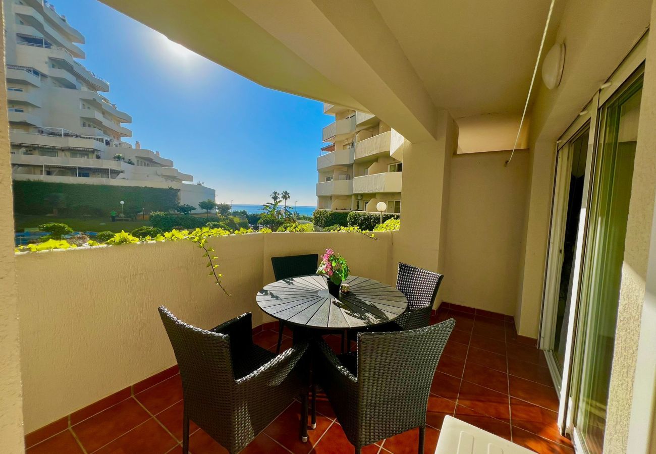 Apartment in Benalmádena - Lovely Sea and Garden View Apartment Benalbeach