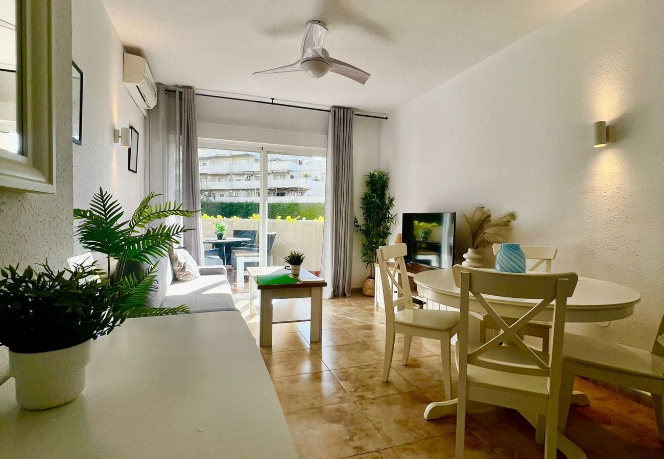 Apartment in Benalmádena - Lovely Sea and Garden View Apartment Benalbeach