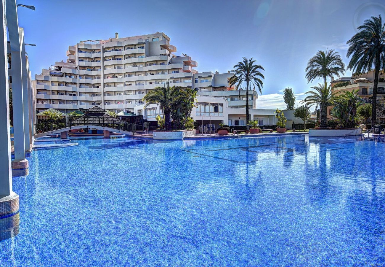 Apartment in Benalmádena - Deluxe Apartment Benalbeach Side Sea Views