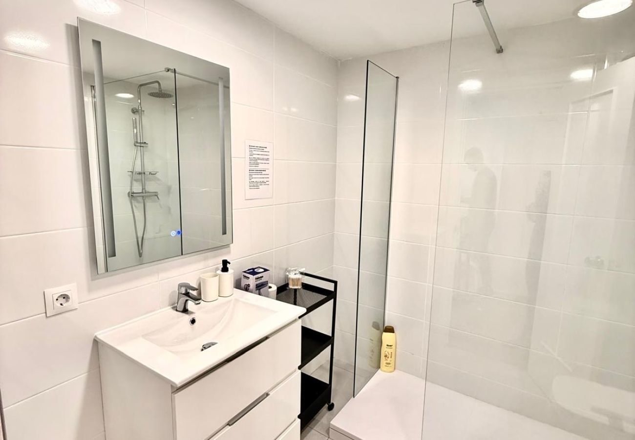 Apartment in Benalmádena - Charming Apartment with Sea and Garden View